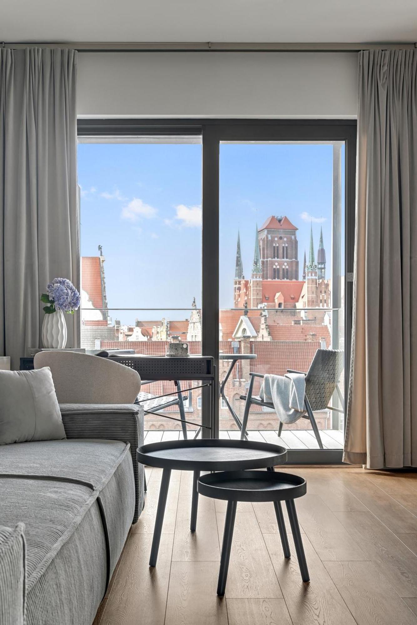 Апартаменти Deo Plaza Riverside & Radisson By Downtown